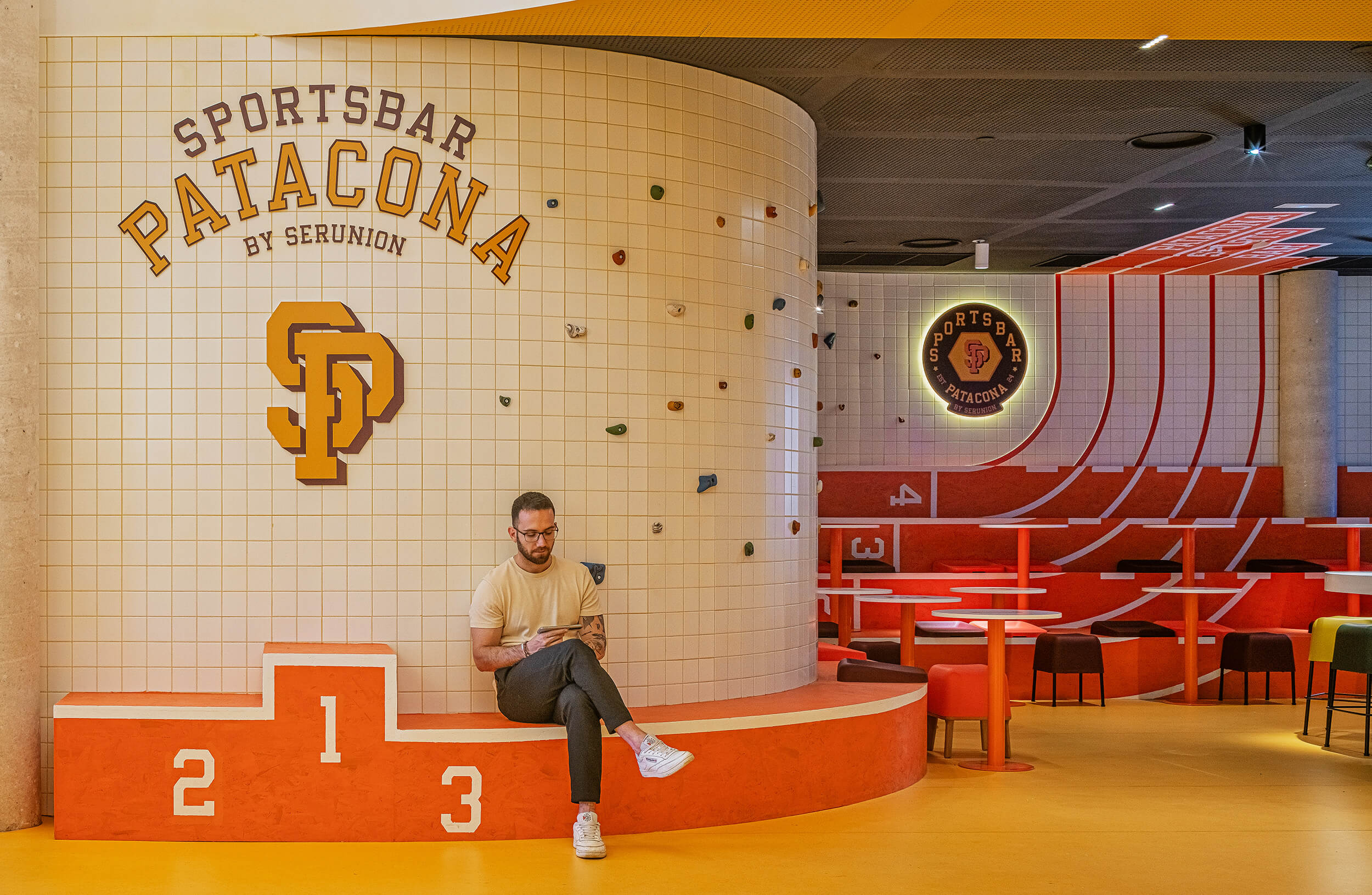 Proyecto de interiorismo Sportsbar Resa Patacona de Valencia.