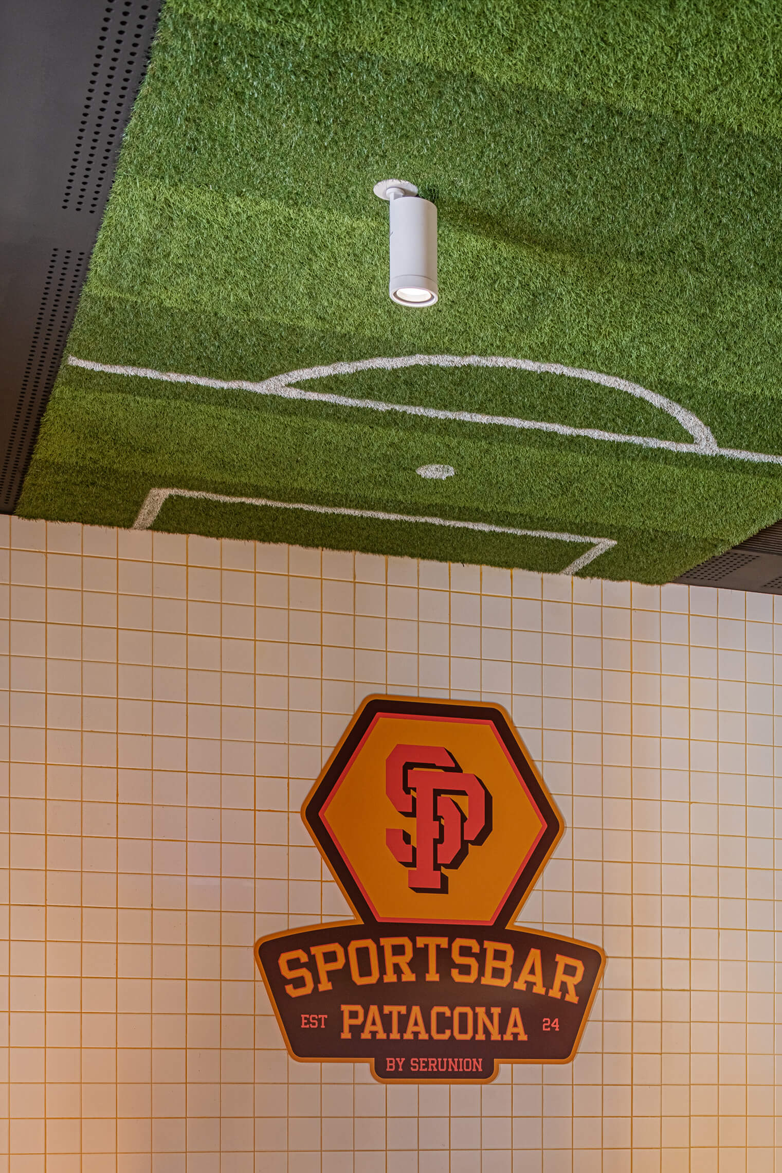 Proyecto de interiorismo Sportsbar Resa Patacona de Valencia.